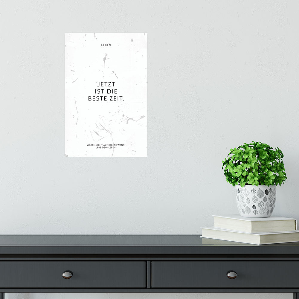 Poster als Motivation mit Spruch Jetzt ist die beste Zeit auf weissem Hintergrund