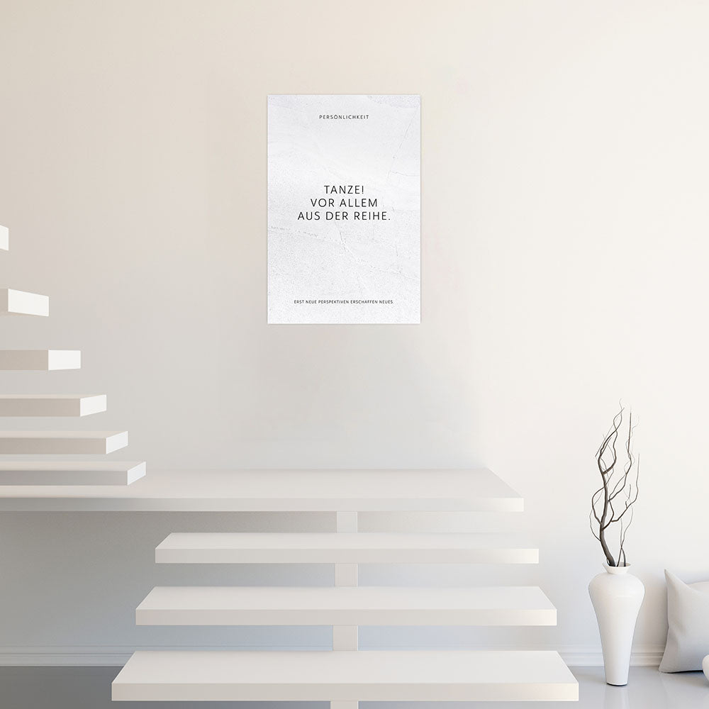 Poster mit Spruch Tanze vor allem aus der Reihe auf weissem Hintergrund