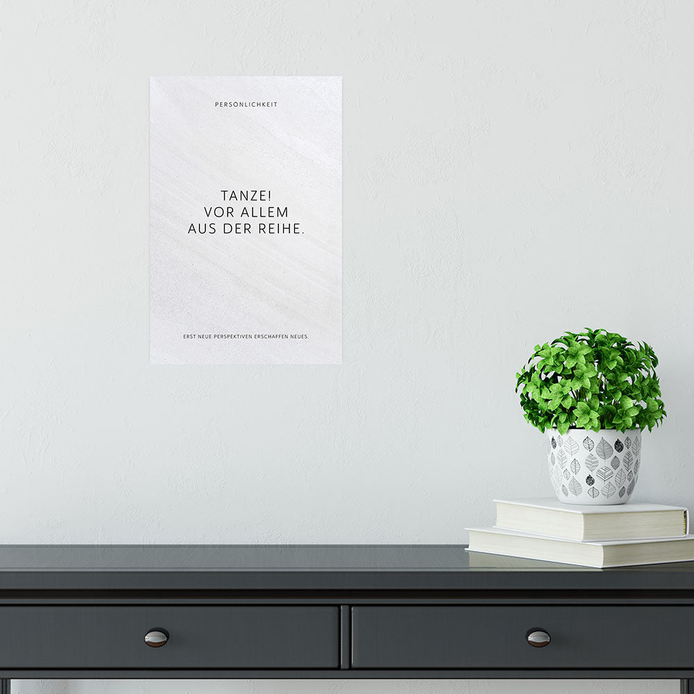 Poster mit Spruch Tanze vor allem aus der Reihe auf weissem Hintergrund