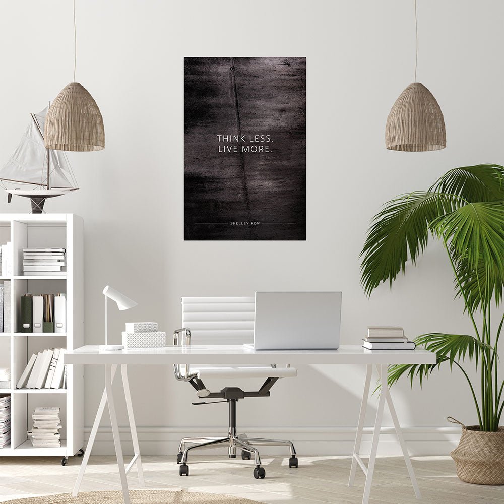 Poster mit Zitat Think less live more auf dunklem Hintergrund
