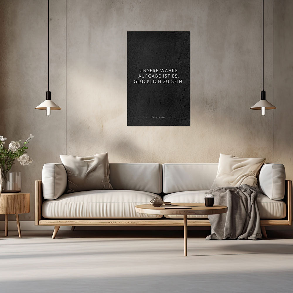 Poster mit Spruch Unsere wahre Aufgabe ist es glücklich zu sein auf schwarzem Hintergrund