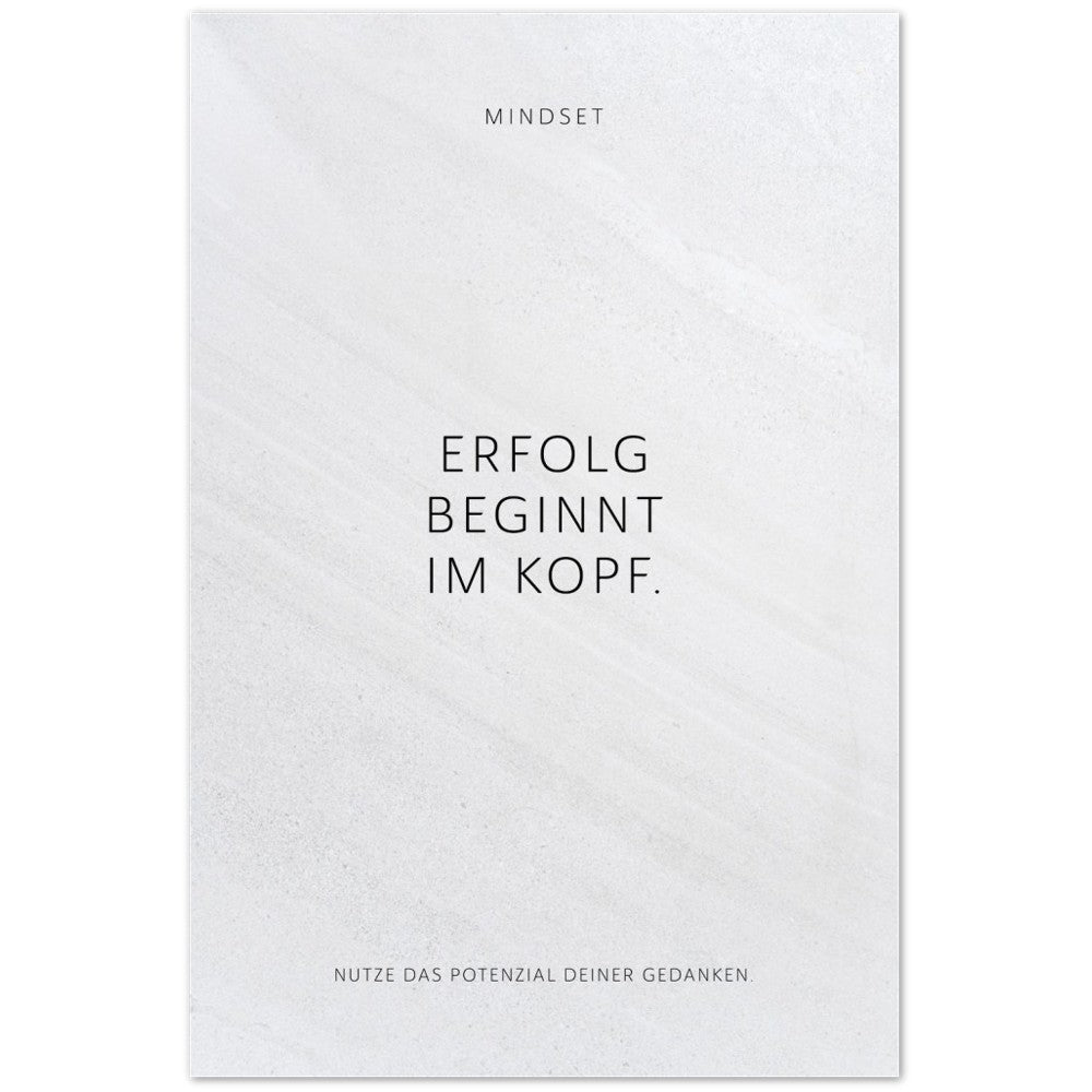 Erfolg beginnt im Kopf. – Poster Seidenmatt Weiss in Steinoptik – ohne Rahmen