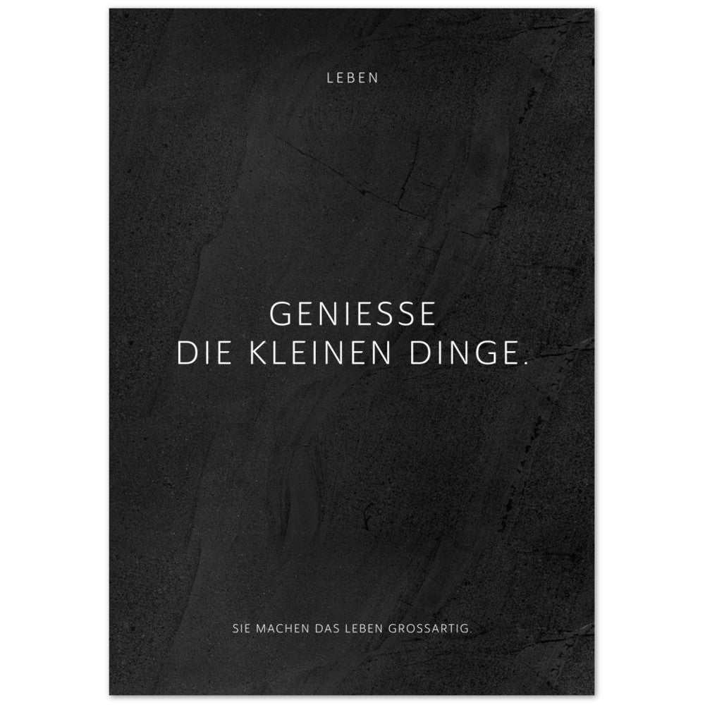 Genieße die kleinen Dinge. – Poster Seidenmatt Schwarzgrau in gewellter Steinoptik – ohne Rahmen