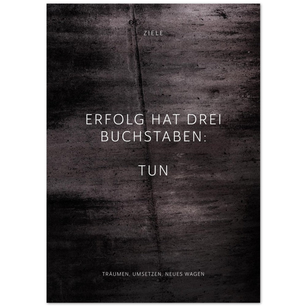 Erfolg hat drei Buchstaben: TUN – Poster Seidenmatt Schwarzgrau in Betonoptik – ohne Rahmen