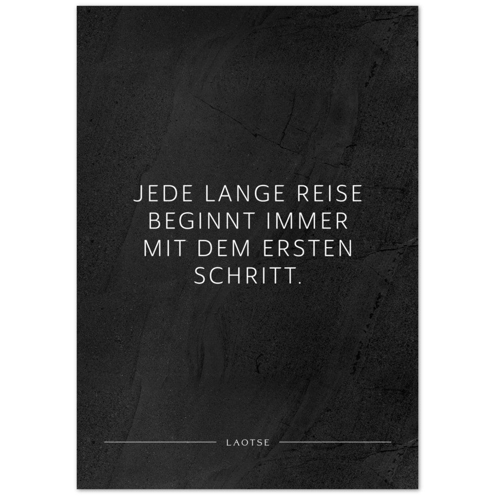 Jede lange Reise beginnt immer mit dem … – Poster Seidenmatt Schwarzgrau in gewellter Steinoptik – ohne Rahmen