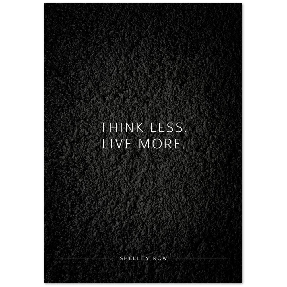 Think less. Live more. (Shelley Row) – Poster Seidenmatt Schwarzgrau in Strukturwandoptik – ohne Rahmen