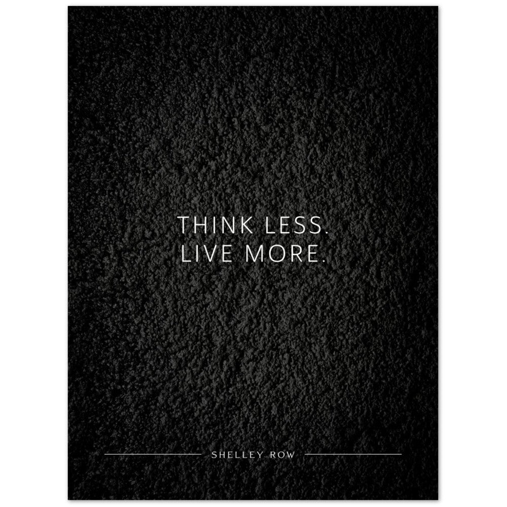 Think less. Live more. (Shelley Row) – Poster Seidenmatt Schwarzgrau in Strukturwandoptik – ohne Rahmen