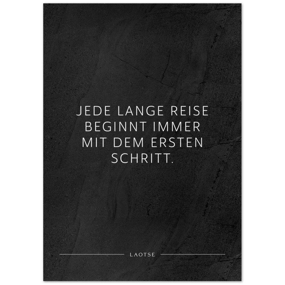 Jede lange Reise beginnt immer mit dem … – Poster Seidenmatt Schwarzgrau in gewellter Steinoptik – ohne Rahmen