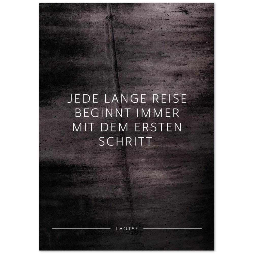 Jede lange Reise beginnt immer mit dem ... – Poster Seidenmatt Schwarzgrau in Betonoptik – ohne Rahmen