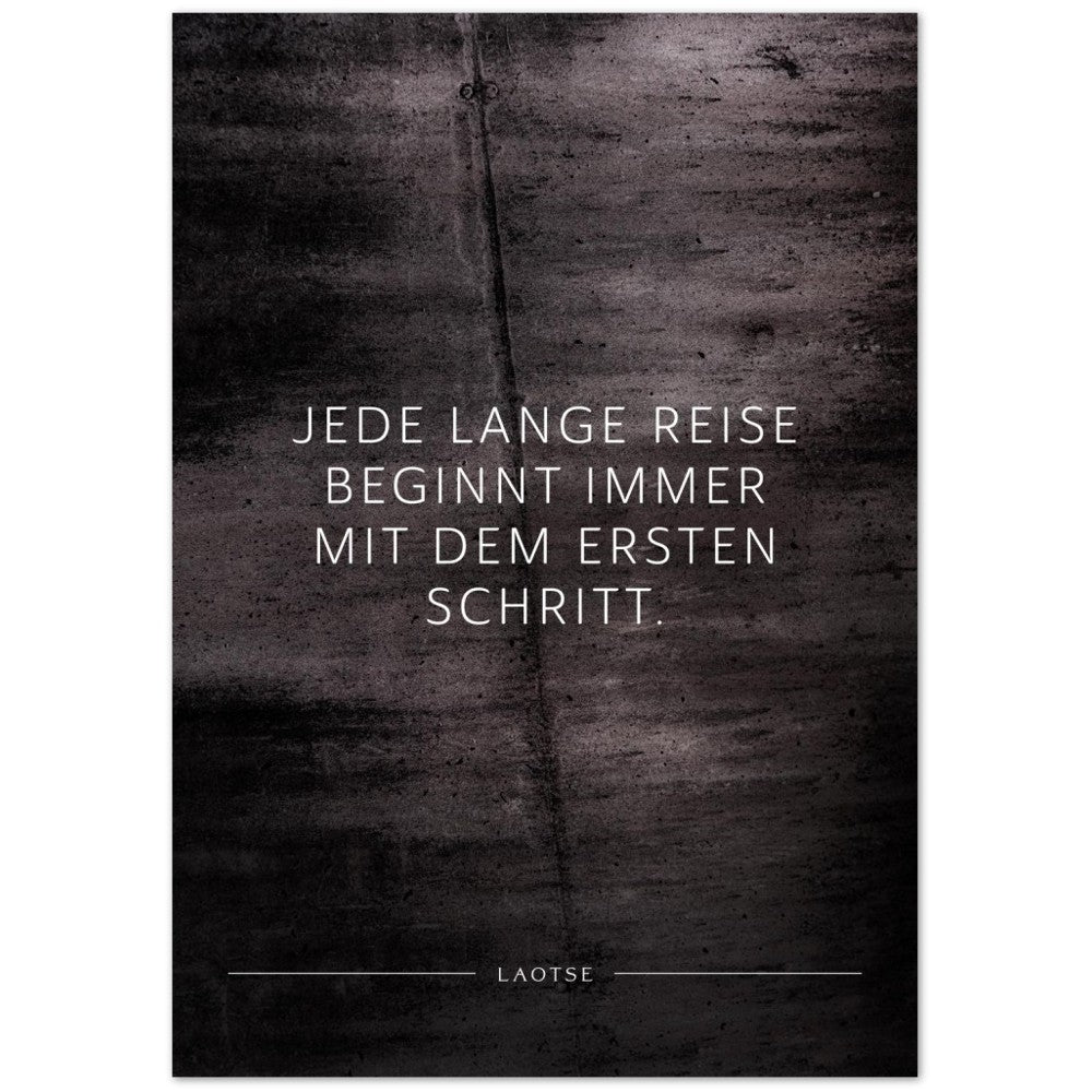 Jede lange Reise beginnt immer mit dem ... – Poster Seidenmatt Schwarzgrau in Betonoptik – ohne Rahmen