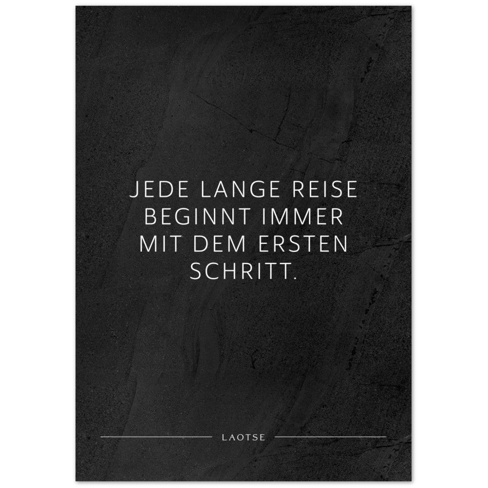 Jede lange Reise beginnt immer mit dem … – Poster Seidenmatt Schwarzgrau in gewellter Steinoptik – ohne Rahmen