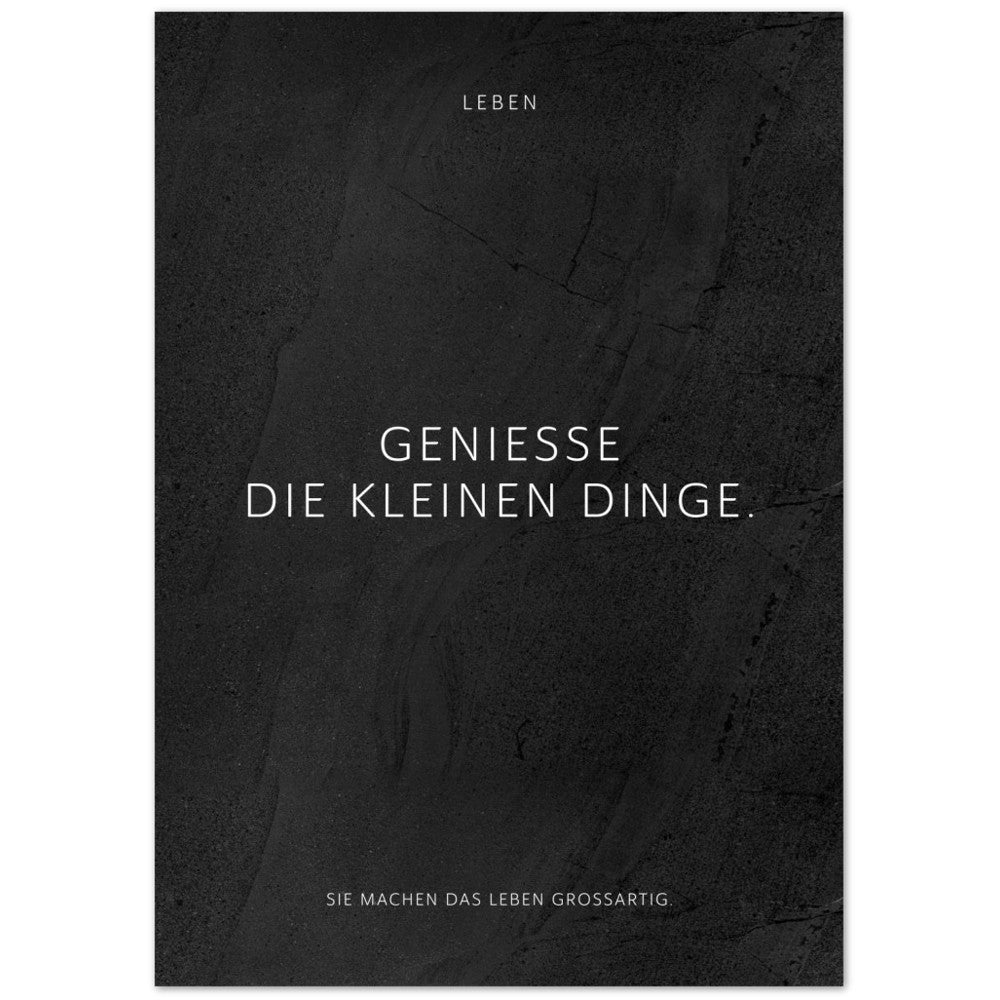 Genieße die kleinen Dinge. – Poster Seidenmatt Schwarzgrau in gewellter Steinoptik – ohne Rahmen