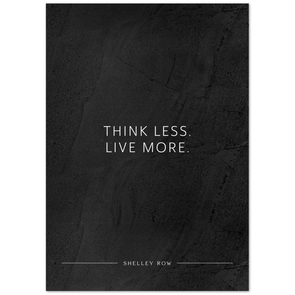 Think less. Live more. (Shelley Row) – Poster Seidenmatt Schwarzgrau in gewellter Steinoptik – ohne Rahmen