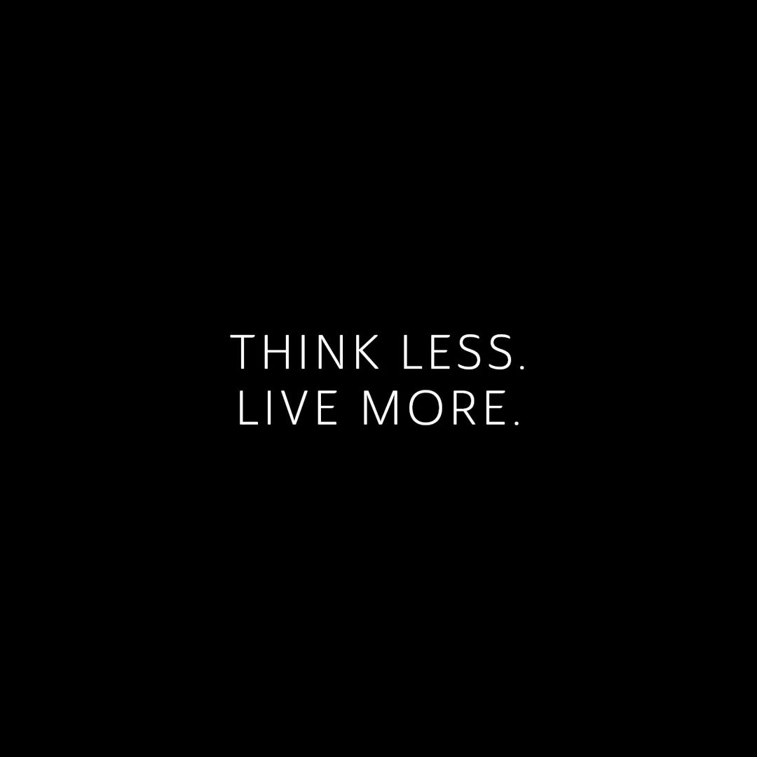 Wandbilder mit dem Spruch Think less live more