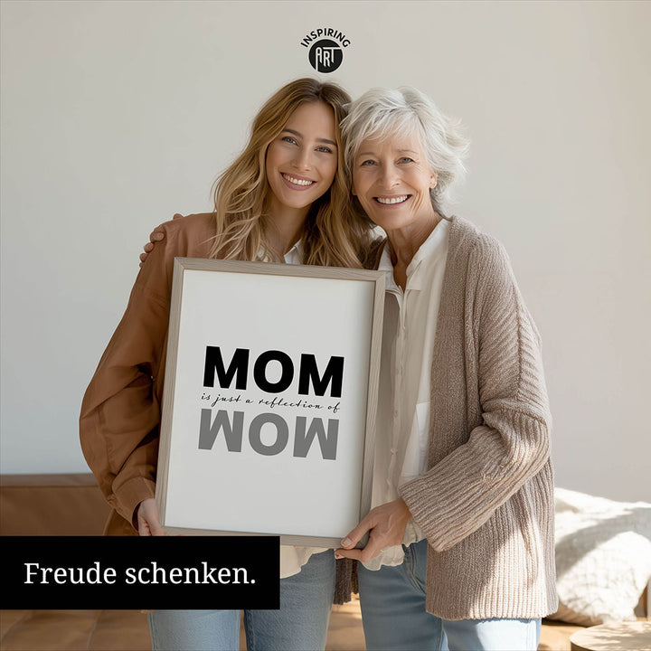 "Mom is just a reflection of wow" - Poster in Weiß-Schwarz