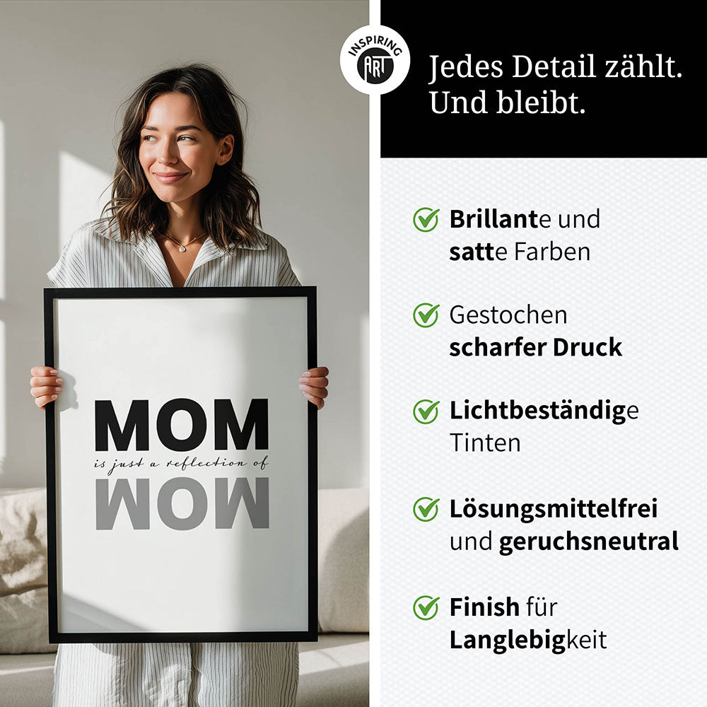 "Mom is just a reflection of wow" - Poster in Weiß-Schwarz