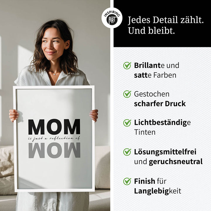 "Mom is just a reflection of wow" - Poster in Weiß-Schwarz