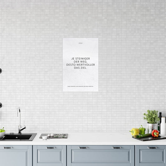 Poster mit Spruch Je steiniger der Weg desto wertvoller das Ziel auf weissem Hintergrund