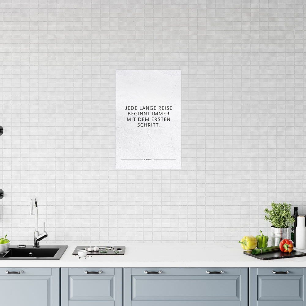 Poster mit Spruch Jede lange Reise beginnt immer mit dem ersten Schritt auf weissem Hintergrund