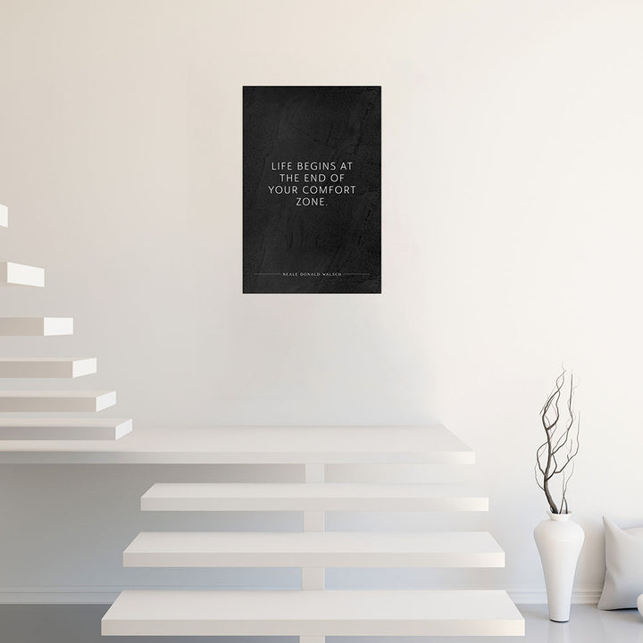 Poster mit Spruch Life begins at the end of your comfort zone auf schwarzem dezenten Hintergrund