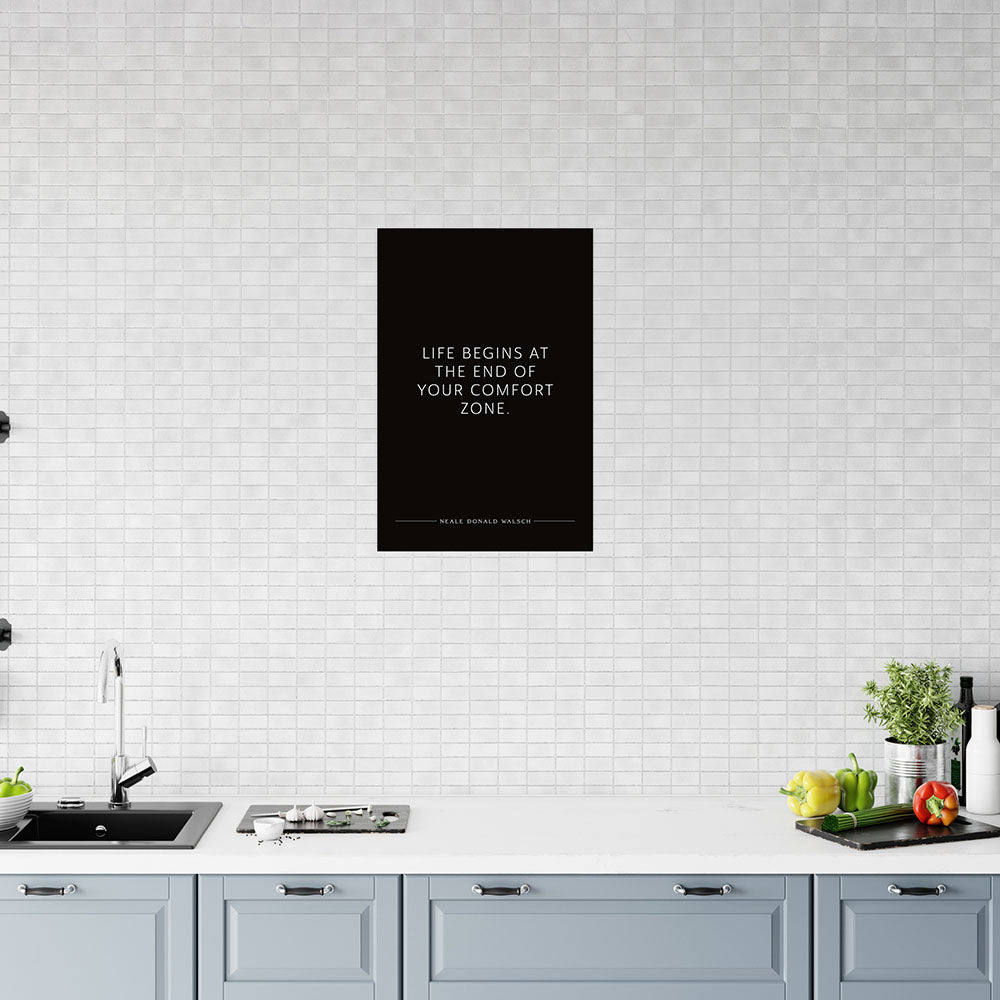 Poster mit Spruch Life begins at the end of your comfort zone auf schwarzem dezenten Hintergrund
