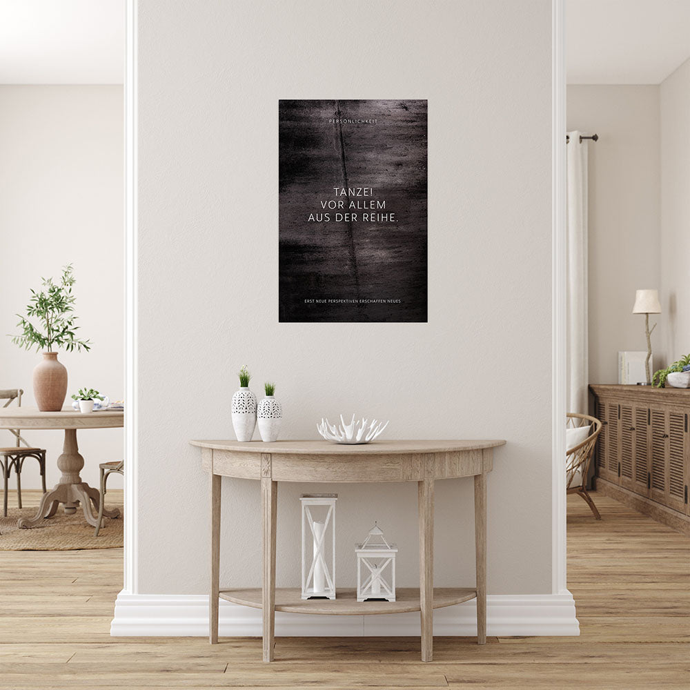 Poster ohne Rahmen mit Text Tanze vor allem aus der Reihe auf dunklem Hintergrund