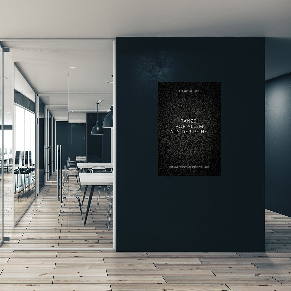 Poster ohne Rahmen mit Text Tanze vor allem aus der Reihe auf dunklem Hintergrund