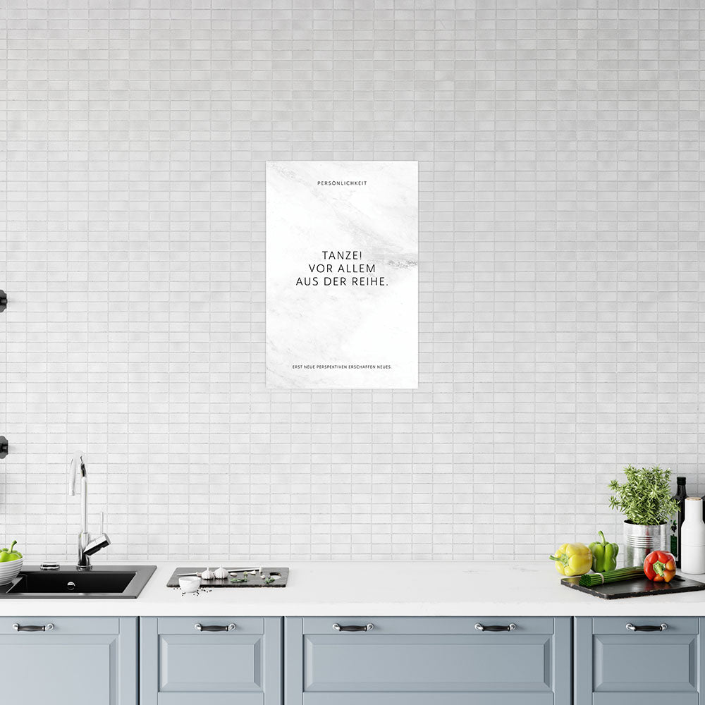 Tanze! Vor allem aus der Reihe. – Poster Seidenmatt Weiss in Marmoroptik – ohne Rahmen