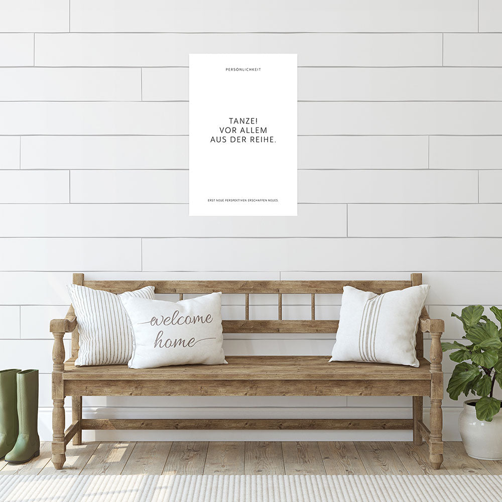 Poster mit Spruch Tanze vor allem aus der Reihe auf weissem Hintergrund