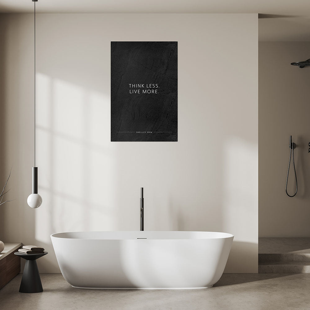 Poster mit Zitat Think less live more auf dunklem Hintergrund