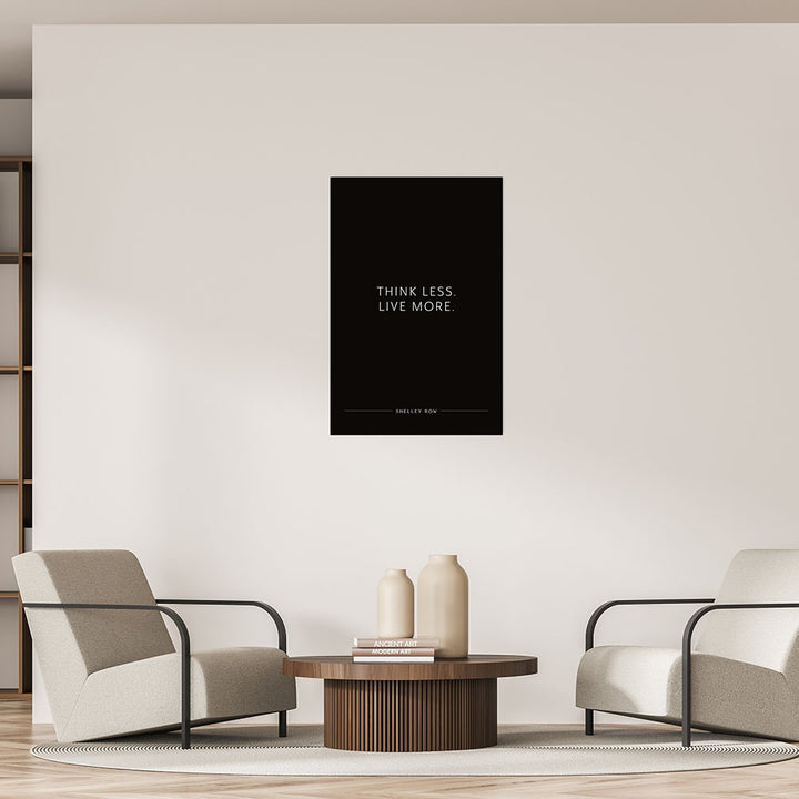 Poster mit Zitat Think less live more auf dunklem Hintergrund
