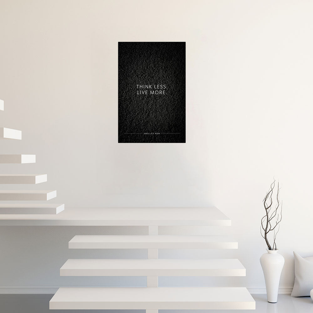 Poster mit Zitat Think less live more auf dunklem Hintergrund
