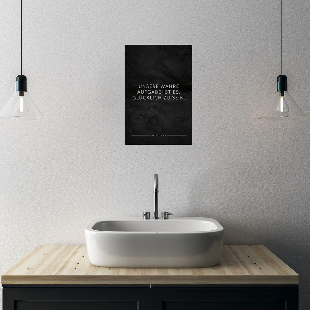 Poster ohne Rahmen mit Mindset Text Unsere wahre Aufgabe ist es glücklich zu sein auf dunklem Hintergrund