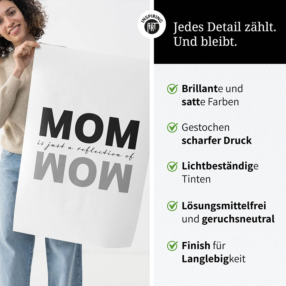 "Mom is just a reflection of wow" - Poster in Weiß-Schwarz