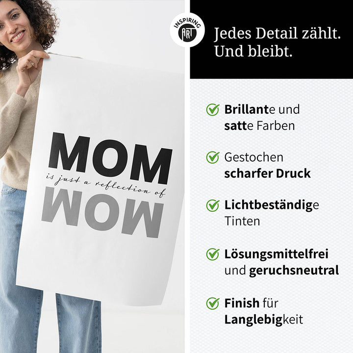 "Mom is just a reflection of wow" - Poster in Weiß-Schwarz