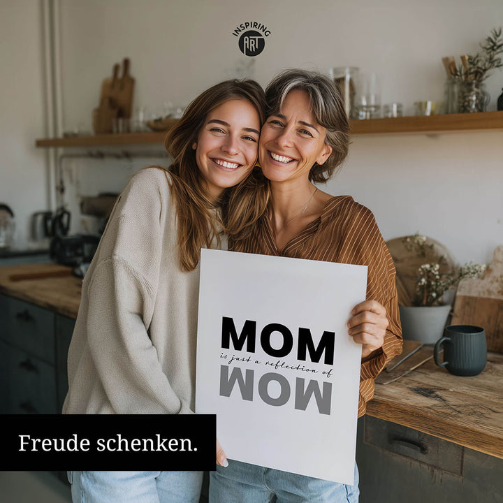 "Mom is just a reflection of wow" - Poster in Weiß-Schwarz