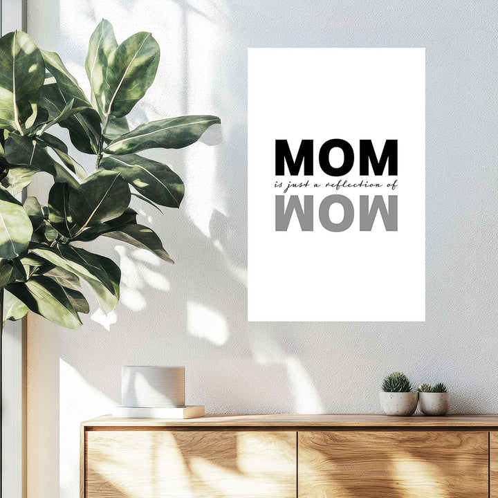 "Mom is just a reflection of wow" - Poster in Weiß-Schwarz