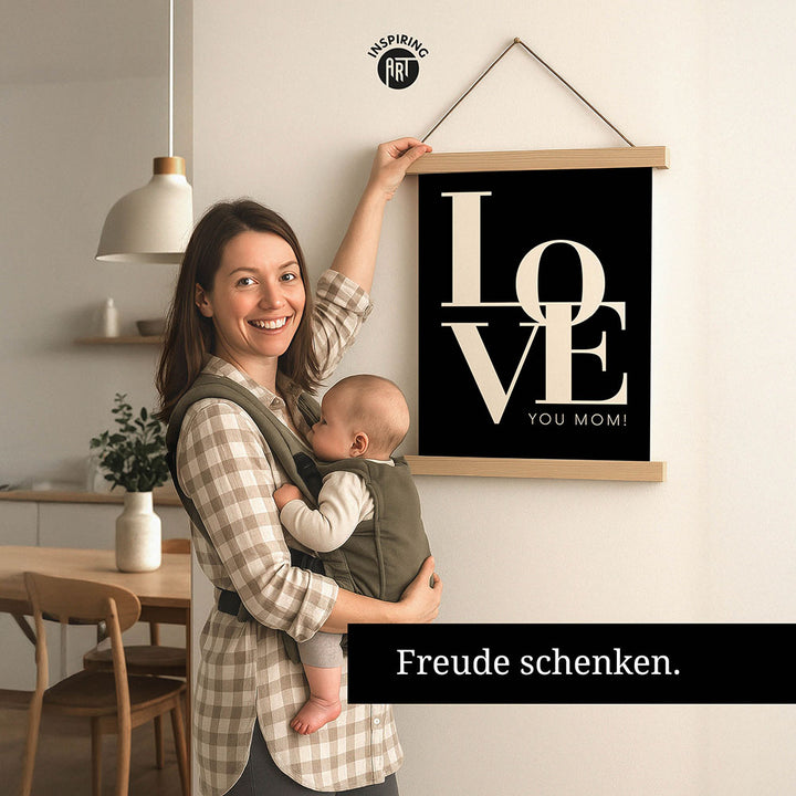 "Love you Mom" - Stoffbild mit Holzleisten in Schwarz-Weiß