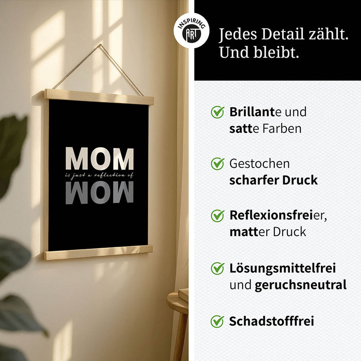 "Mom is just a reflection of wow" - Stoffbild mit Holzleisten in Schwarz-Weiß