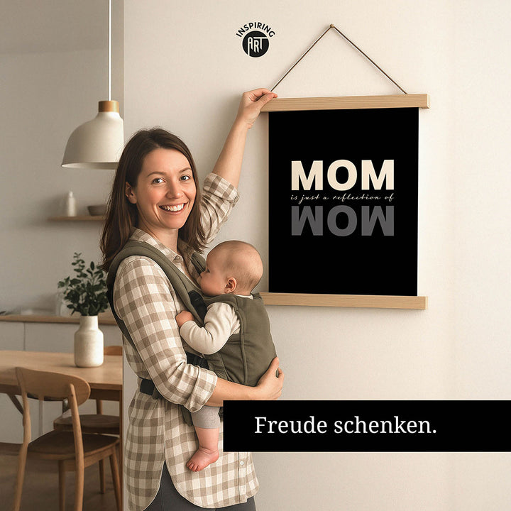 "Mom is just a reflection of wow" - Stoffbild mit Holzleisten in Schwarz-Weiß