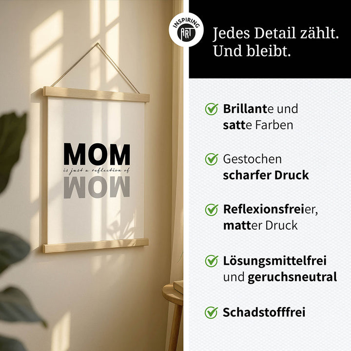 "Mom is just a reflection of wow" - Stoffbild mit Holzleisten in Weiß-Schwarz