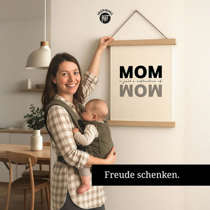 "Mom is just a reflection of wow" - Stoffbild mit Holzleisten in Weiß-Schwarz