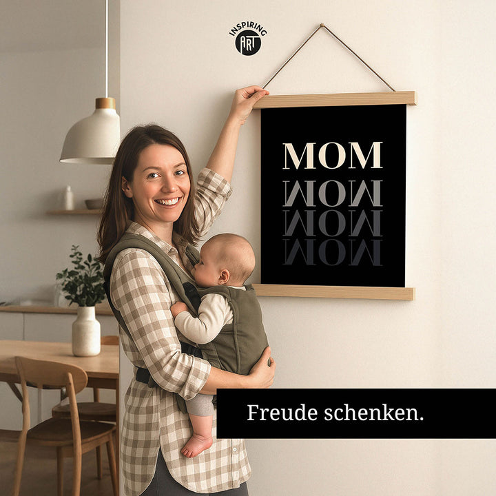 "Mom-Wow" - Stoffbild mit Holzleisten in Schwarz-Weiß