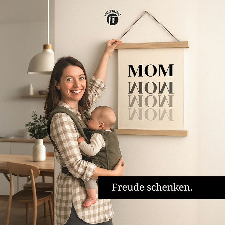 "Mom-Wow" - Stoffbild mit Holzleisten in Weiß-Schwarz