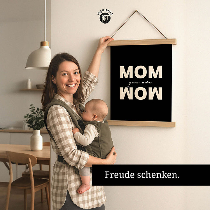 "Mom you are wow" - Stoffbild mit Holzleisten in Schwarz-Weiß