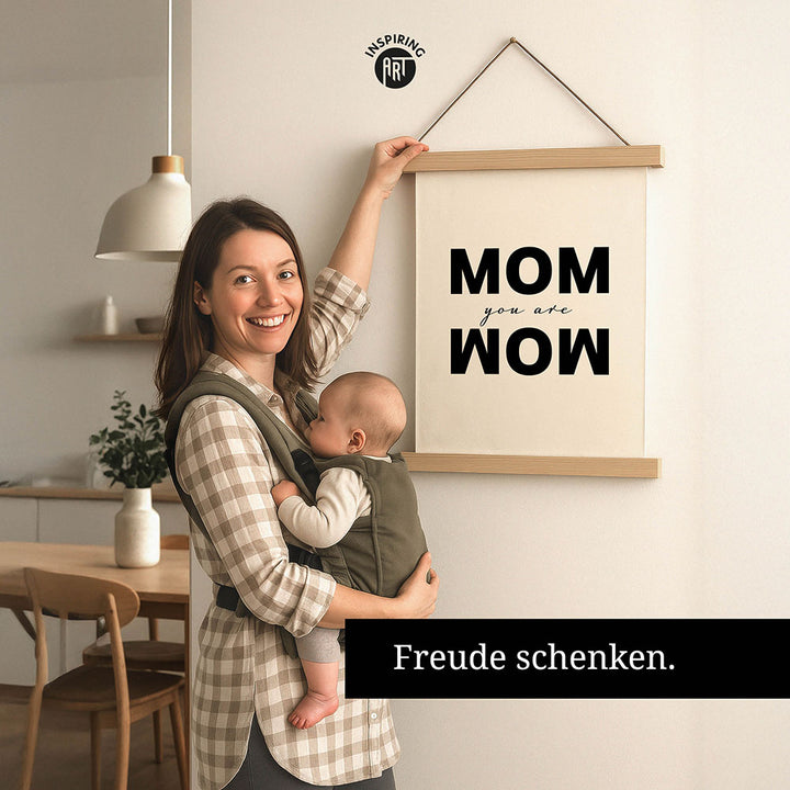 "Mom you are wow" - Stoffbild mit Holzleisten in Weiß-Schwarz