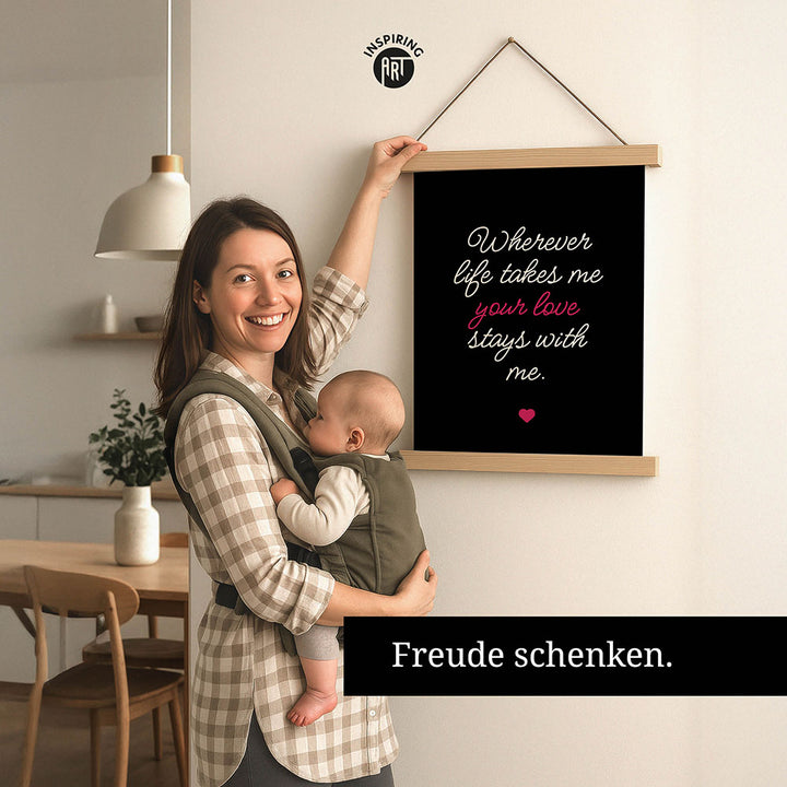 "Wherever life takes me your love stays with me" - Stoffbild mit Holzleisten in Schwarz-Weiß-Pink