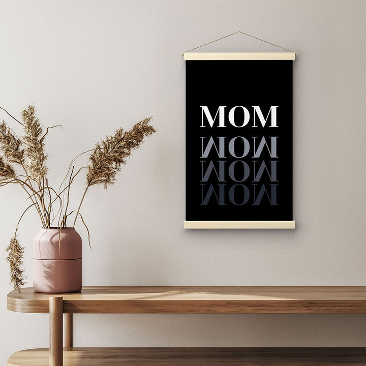 "Mom-Wow" - Stoffbild mit Holzleisten in Schwarz-Weiß