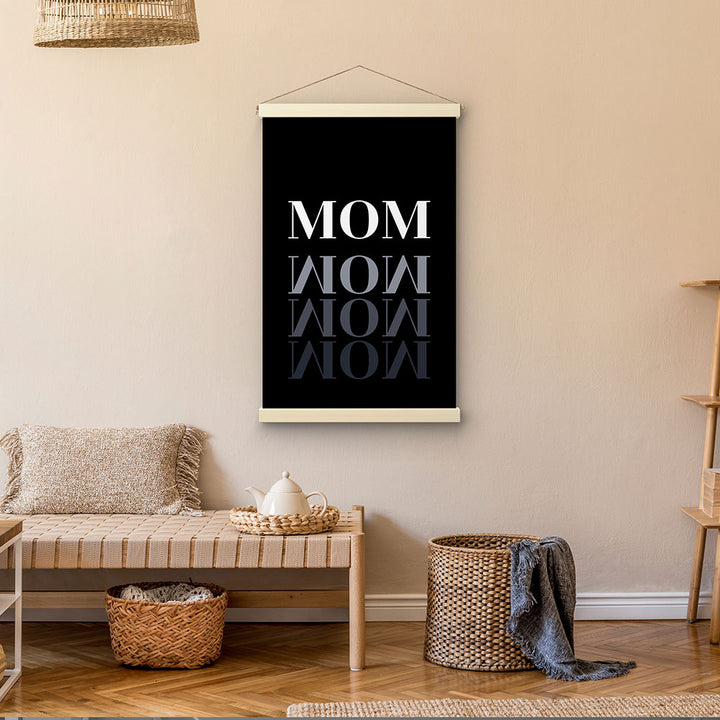 "Mom-Wow" - Stoffbild mit Holzleisten in Schwarz-Weiß