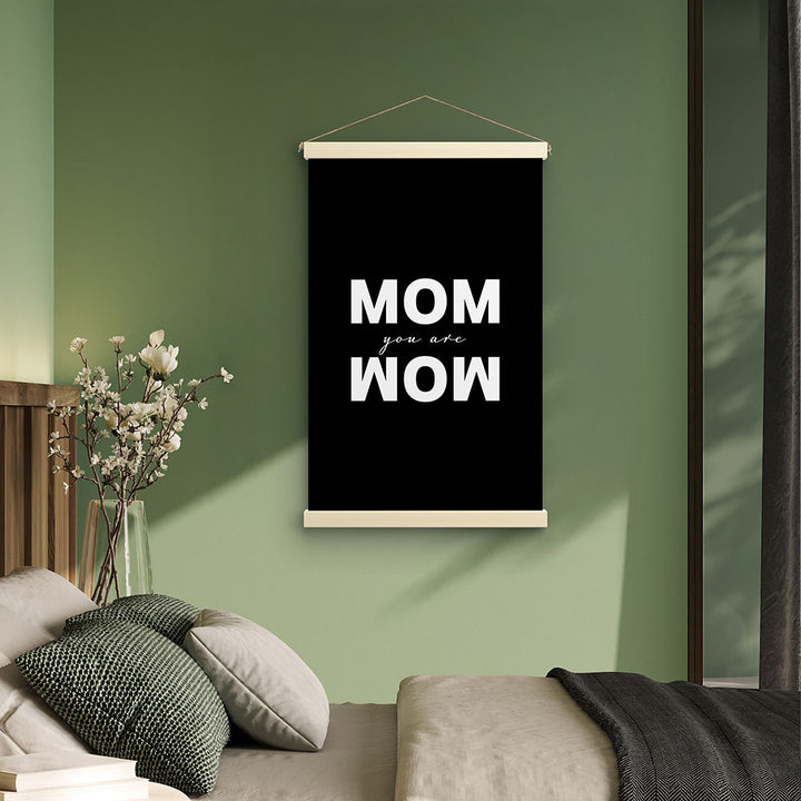 "Mom you are wow" - Stoffbild mit Holzleisten in Schwarz-Weiß